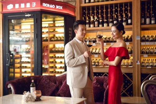 摩萄盒子打造智能酒柜實體店,酒業(yè)邁入智能時代